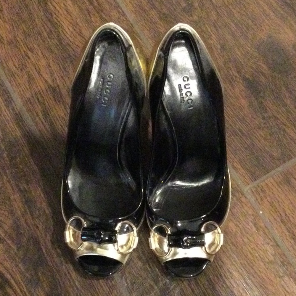 Gucci peep toe heel In gold n black